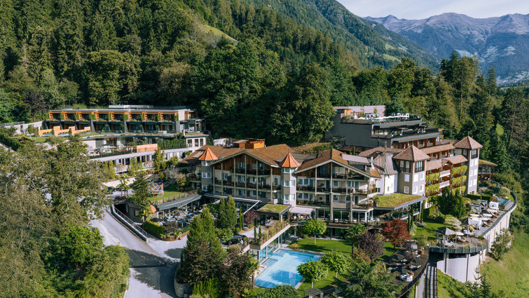 Ihre Quellenhof Luxury Resorts in Südtirol und am Gardasee Ihre Quellenhof Luxury Resorts in Südtirol und am Gardasee