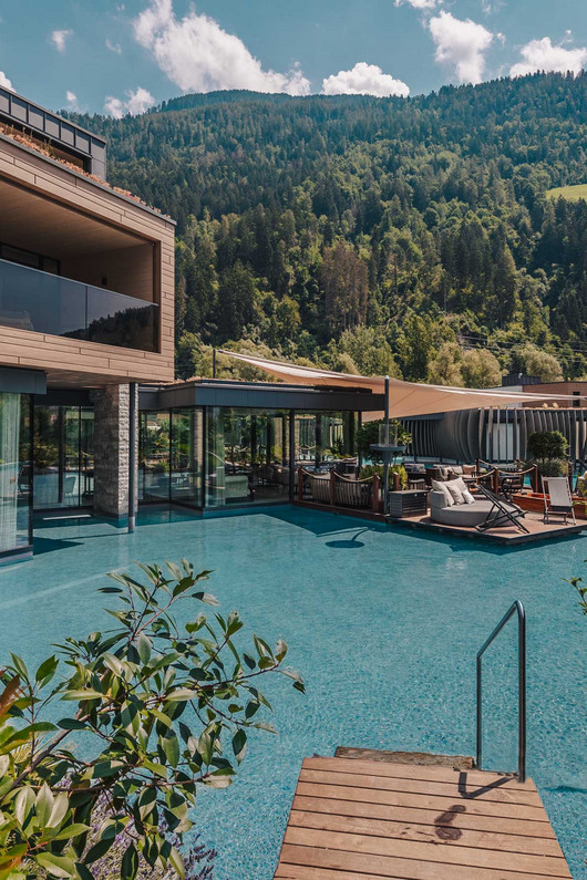 Ihre Quellenhof Luxury Resorts in Südtirol und am Gardasee Ihre Quellenhof Luxury Resorts in Südtirol und am Gardasee