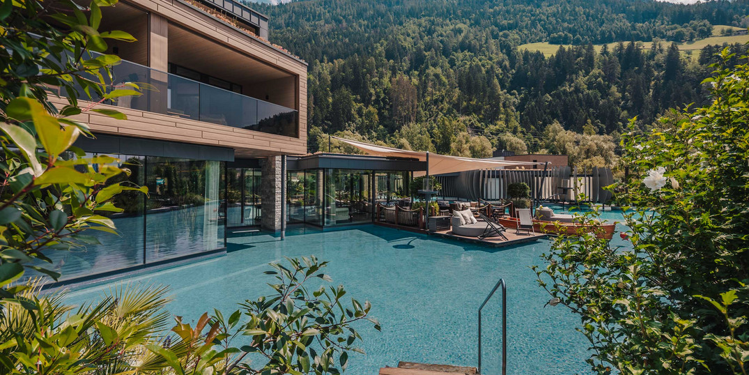 Ihre Quellenhof Luxury Resorts in Südtirol und am Gardasee Ihre Quellenhof Luxury Resorts in Südtirol und am Gardasee